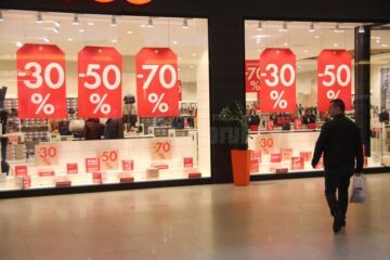 Mii de suceveni au pornit la cumpărături din prima zi a sezonului de reduceri
