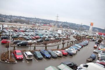 Parcarea Iulius Mall Suceava, plină de mașinile compărătorilor, chiar de la primele ore ale zilei întâi de reduceri