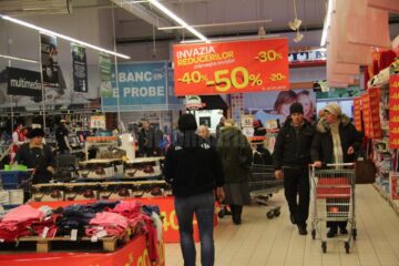 Mii de suceveni au pornit la cumpărături din prima zi a sezonului de reduceri