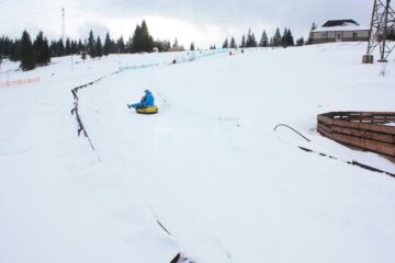 Iubitorii sporturilor de iarnă au la dispoziție și o pistă de tubing