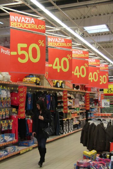 Mii de suceveni au pornit la cumpărături din prima zi a sezonului de reduceri