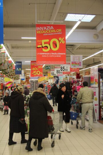 Mii de suceveni au pornit la cumpărături din prima zi a sezonului de reduceri