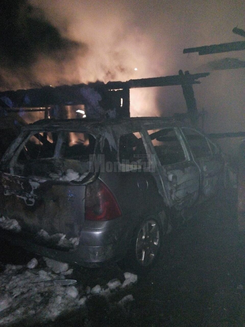 Incendiul a distrus o mașină