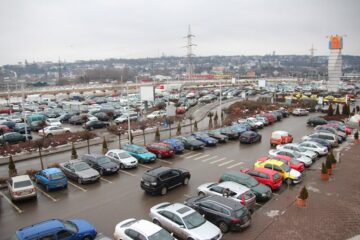 Parcarea Iulius Mall Suceava, plină de mașinile compărătorilor, chiar de la primele ore ale zilei întâi de reduceri