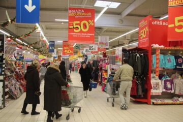 Mii de suceveni au pornit la cumpărături din prima zi a sezonului de reduceri