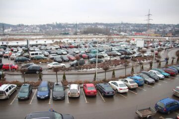 Parcarea Iulius Mall Suceava, plină de mașinile compărătorilor, chiar de la primele ore ale zilei întâi de reduceri