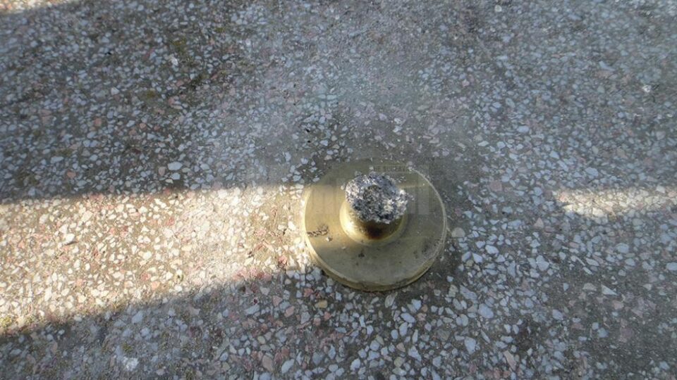 Cripte vandalizate în cimitirul central din Rădăuți