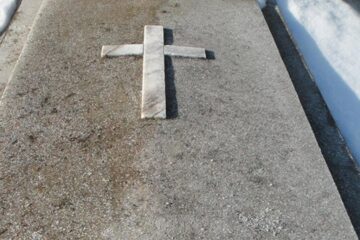 Cripte vandalizate în cimitirul central din Rădăuți