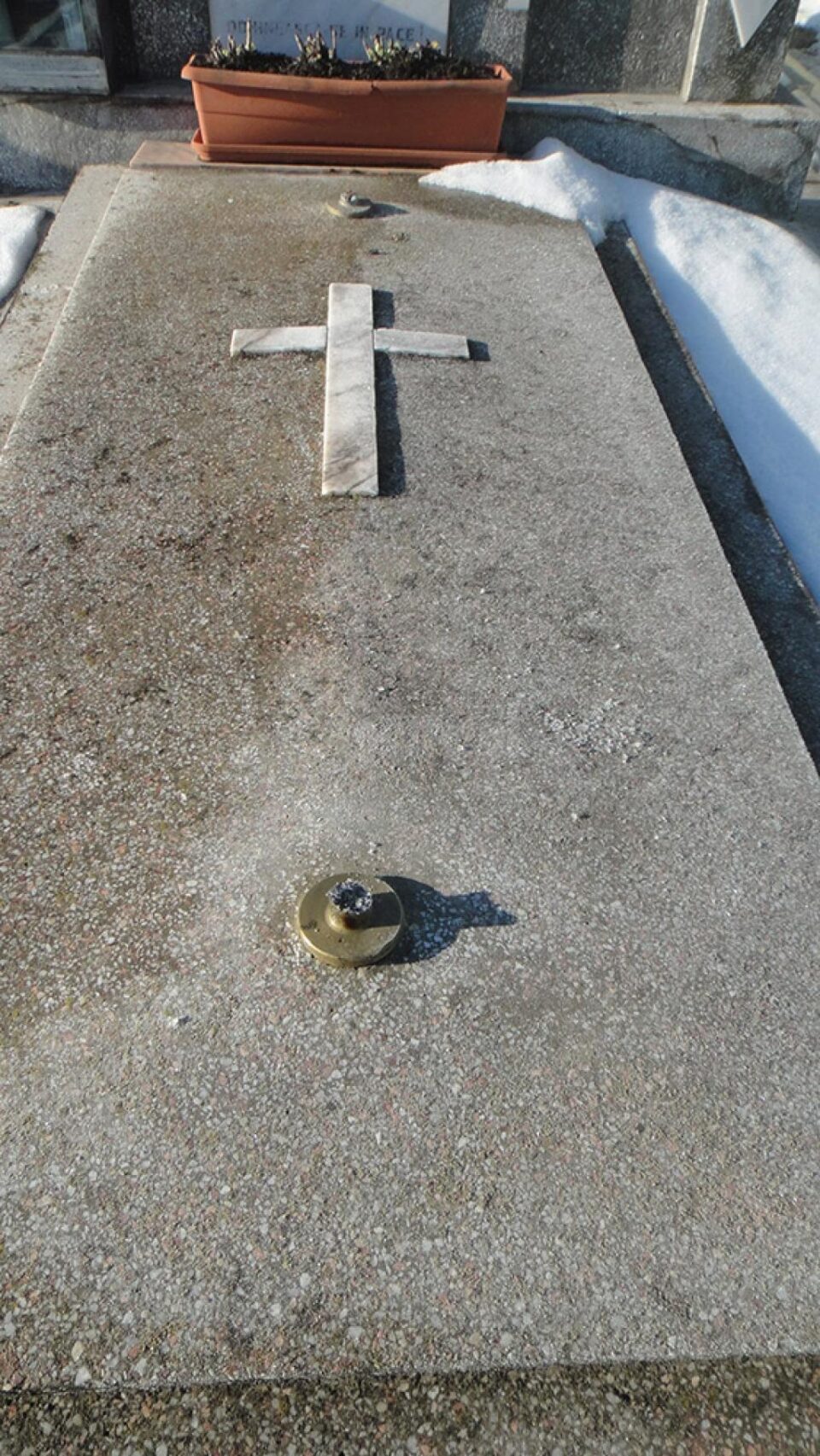 Cripte vandalizate în cimitirul central din Rădăuți