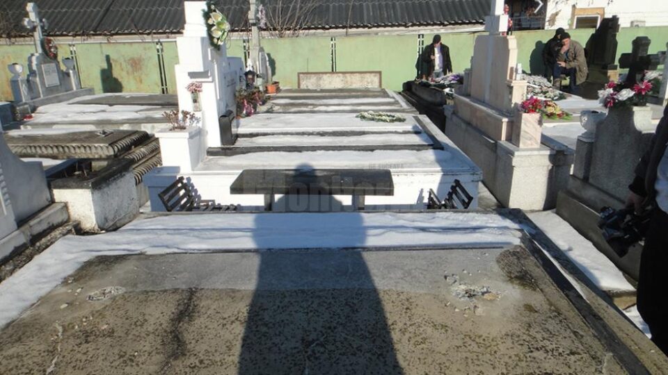 Cripte vandalizate în cimitirul central din Rădăuți