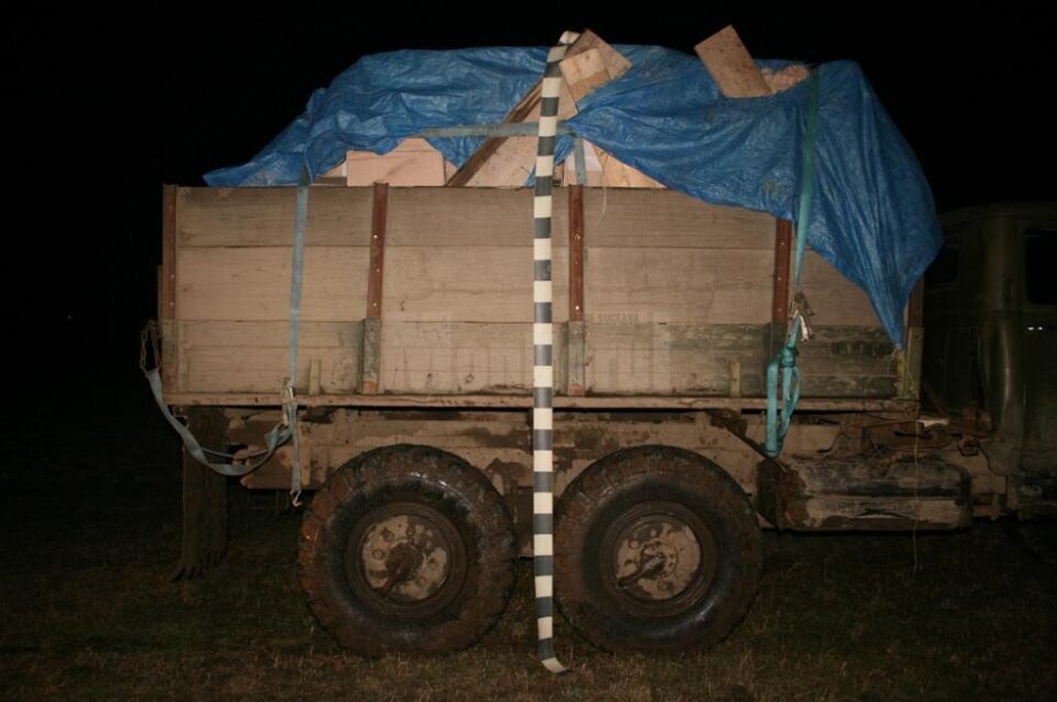 Camionul încărcat cu țigările de contrabandă Camionul încărcat cu țigările de contrabandă