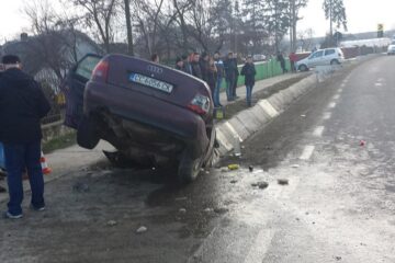 Mașina în care se aflau cei doi tineri s-a oprit în șanț. Foto: Ionuț Burlea