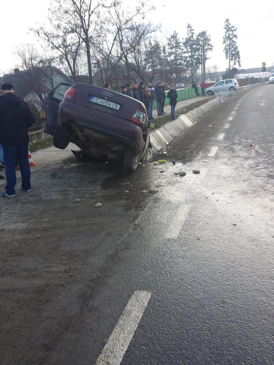 Mașina în care se aflau cei doi tineri s-a oprit în șanț. Foto: Ionuț Burlea