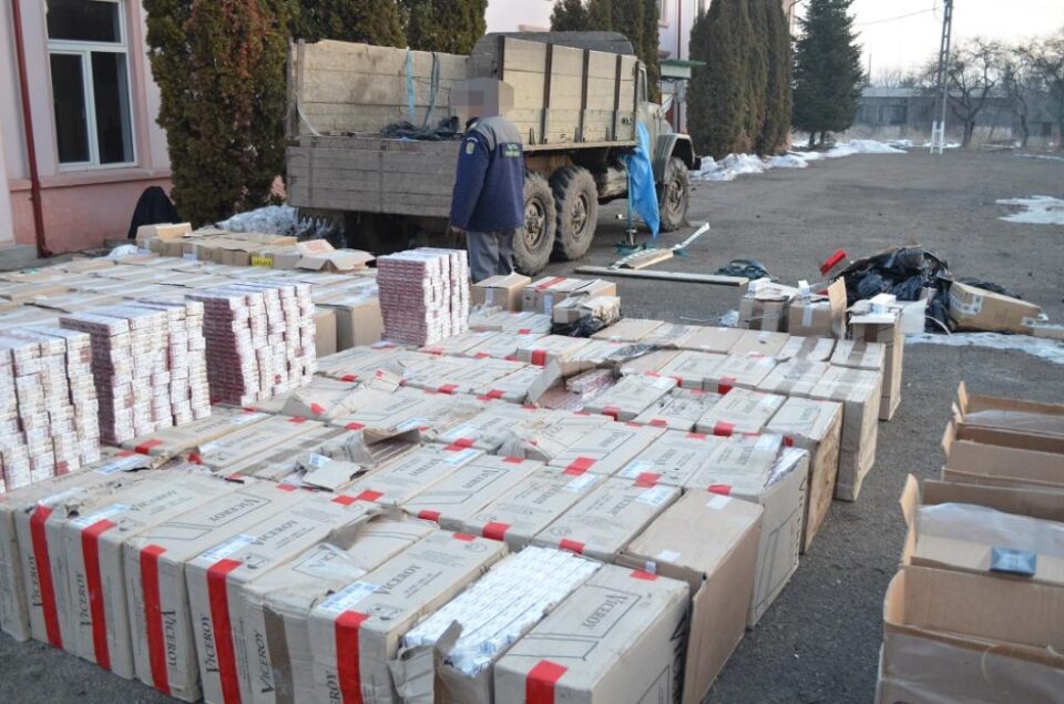 Țigări de peste 200.000 de euro, confiscate de polițiștii de frontieră