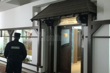 Accesul în biroul prefectului este restricționat de un jandarm
