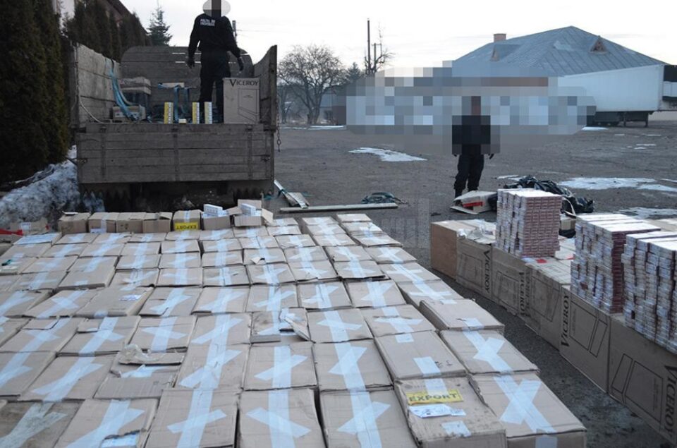Aproape 90 de mii de pachete de țigări de contrabandă, evaluate la peste 200 de mii de euro, au fost confiscate de polițiștii de frontieră suceveni Aproape 90 de mii de pachete de țigări de contrabandă, evaluate la peste 200 de mii de euro, au fost confiscate de polițiștii de frontieră suceveni