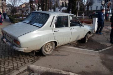 Conducătorul auto a pierdut controlul asupra direcției de mers, a pătruns pe trotuarul din partea dreaptă și a acroșat o femeie de 66 ani