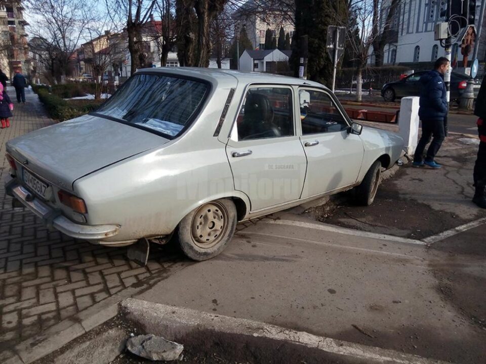 Conducătorul auto a pierdut controlul asupra direcției de mers, a pătruns pe trotuarul din partea dreaptă și a acroșat o femeie de 66 ani Conducătorul auto a pierdut controlul asupra direcției de mers, a pătruns pe trotuarul din partea dreaptă și a acroșat o femeie de 66 ani