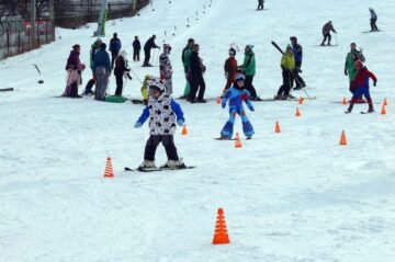 Pe pârtiile din Vatra Dornei au apărut personaje din desene animate, iar micii schiori au primit lecții gratuite