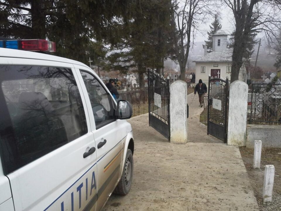 La Botoșani, poliția a venit cu mașina până la poarta cimitirului