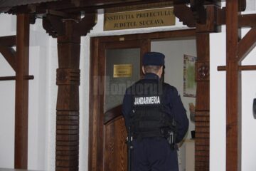 Biroul prefectului Sinescu, păzit de jandarm
