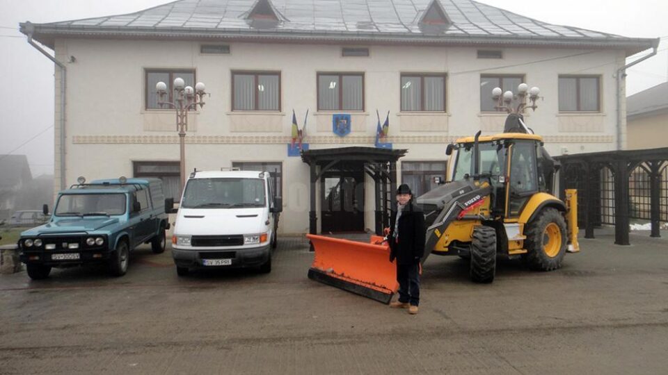 Burlenii din Londra au donat comunei din care provin o autoutilitară Iveco