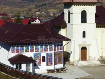 Albinele care au salvat Mănăstirea Humorului de la pârjol, pictate cu aur pe scutul comunei