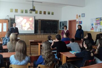 Elevii și profesorii Școlii Gimnaziale Nr.4 Suceava au marcat, pentru al patrulea an consecutiv, Ziua Internațională a Nonviolenței