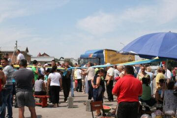 În vara anului trecut, timp de mai multe zile, sute de oameni au ieșit în stradă și au blocat mai multe drumuri importante încercând să determine autoritățile de la Kiev să anuleze aceste ordine de mobilizare