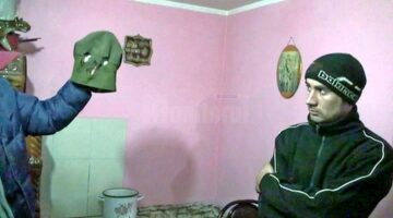 Cristian Faraon în momentul în care polițiștii i-au găsit cagula în casă