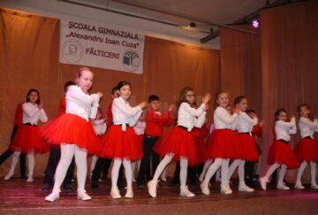 Spectacol susținut de elevii școlii