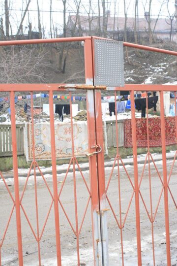 Familie terorizată de țiganii de pe Mirăuți