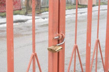 Lacătul de la poartă a fost rupt rapid de agresori