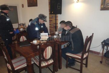 23 de elevi din Rădăuți au fost avertizați de lucrătorii de poliție, după ce au fost surprinși în câteva baruri din municipiu în timpul orelor de curs