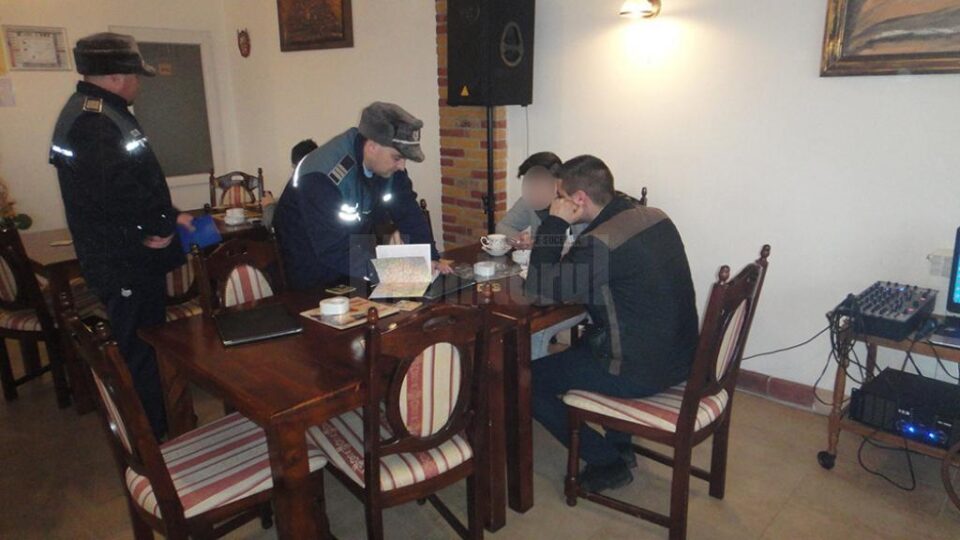 23 de elevi din Rădăuți au fost avertizați de lucrătorii de poliție, după ce au fost surprinși în câteva baruri din municipiu în timpul orelor de curs 23 de elevi din Rădăuți au fost avertizați de lucrătorii de poliție, după ce au fost surprinși în câteva baruri din municipiu în timpul orelor de curs