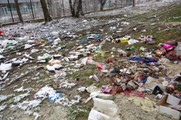 Mormane de gunoi aruncat de la geamurile unui cămin de locuințe sociale, în incinta unui liceu sucevean