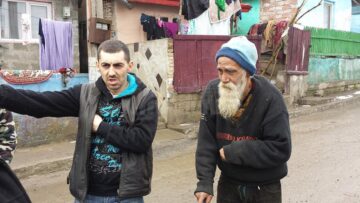 Într-o casă cu trei camere de pe Mirăuți au domiciliul legal 55 de țigani, membri ai unei singure familii