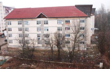 Mormane de gunoi aruncat de la geamurile unui cămin de locuințe sociale, în incinta unui liceu sucevean