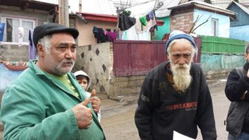 Stelian Hagiu, ultimul țigan de pe Mirăuți care a fost în pușcărie, în urmă cu 14 ani, și Toader Hagiu, primul țigan care s-a mutat pe Mirăuți