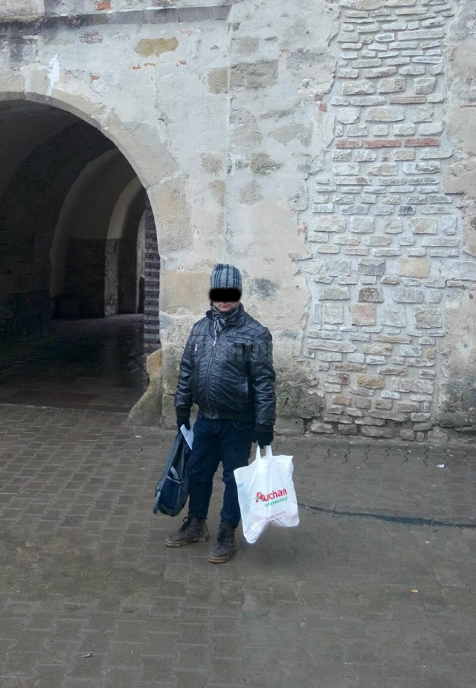 Tânărul de 29 de ani cu sacoșa furată Tânărul de 29 de ani cu sacoșa furată