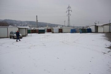 Parcarea din spatele Bazarului, locul unde ar trebui mutate o mare parte din chioșcuri, la solicitarea pompierilor