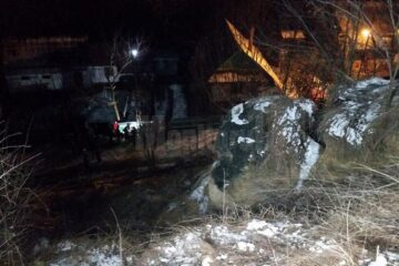 Un bloc de piatră aflat pe un versant era aproape de a cădea peste patru case