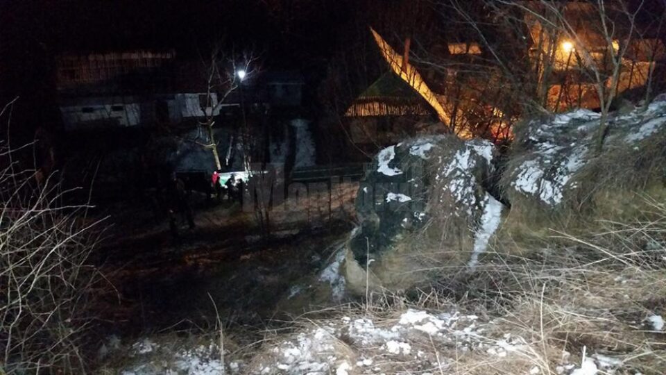 Un bloc de piatră aflat pe un versant era aproape de a cădea peste patru case