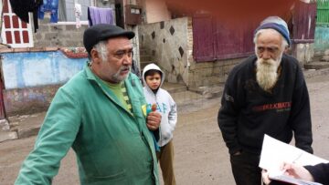 Într-o casă cu trei camere de pe Mirăuți au domiciliul legal 55 de țigani, membri ai unei singure familii