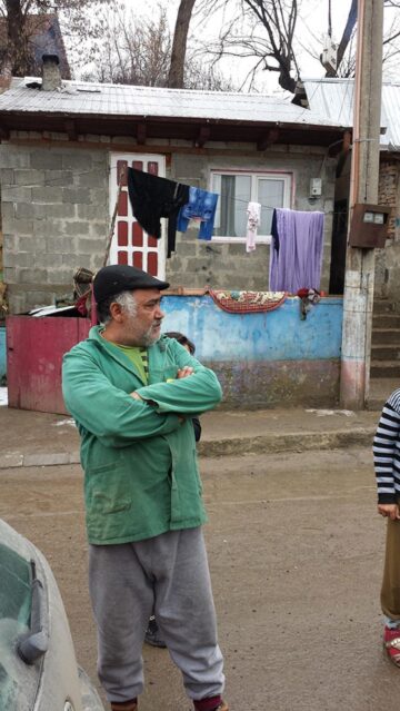 Într-o casă cu trei camere de pe Mirăuți au domiciliul legal 55 de țigani, membri ai unei singure familii