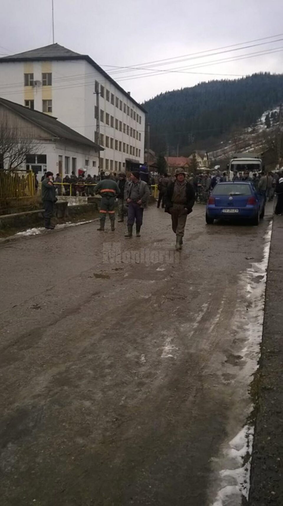 Ortacii de la mina de uraniu de la Crucea au refuzat ieri dimineață să intre la muncă în subteran Ortacii de la mina de uraniu de la Crucea au refuzat ieri dimineață să intre la muncă în subteran