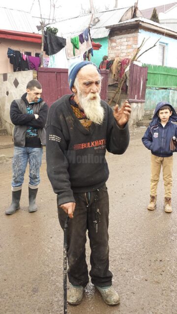 Într-o casă cu trei camere de pe Mirăuți au domiciliul legal 55 de țigani, membri ai unei singure familii