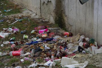 Deși ghena de gunoi e la doar câțiva pași distanță, locatarii aruncă direct pe geam gunoiul produs