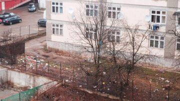 Mormane de gunoi aruncat de la geamurile unui cămin de locuințe sociale, în incinta unui liceu sucevean