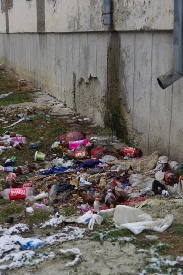 Mormane de gunoi aruncat de la geamurile unui cămin de locuințe sociale, în incinta unui liceu sucevean